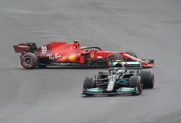 Formula 1 Turkish Grand Prix 2021 09.10.2021, Istanbul Park Circuit, Istanbul, Formula 1 Turkish Grand Prix 2021 ,im Bild Carlos Sainz Jr. (ESP 55), Scuderia Ferrari Mission Winnow verbremst sich in der ersten Kurve.Valtteri Bottas (FIN 77), Mercedes-AMG Petronas Formula One Team