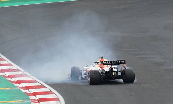 Formula 1 Turkish Grand Prix 2021 09.10.2021, Istanbul Park Circuit, Istanbul, Formula 1 Turkish Grand Prix 2021 ,im Bild Max Verstappen (NEL 33), Red Bull Racing Honda verbremst sich in der ersten Kurve.