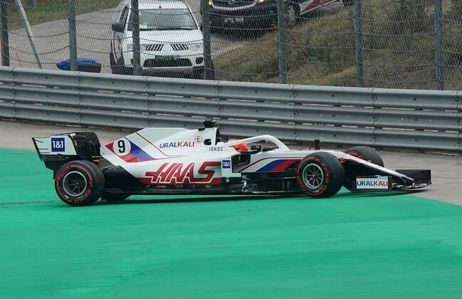 Formula 1 Turkish Grand Prix 2021 09.10.2021, Istanbul Park Circuit, Istanbul, Formula 1 Turkish Grand Prix 2021 ,im Bild Nikita Mazepin (RUS 9), Haas F1 Team verbremst sich in der ersten Kurve.