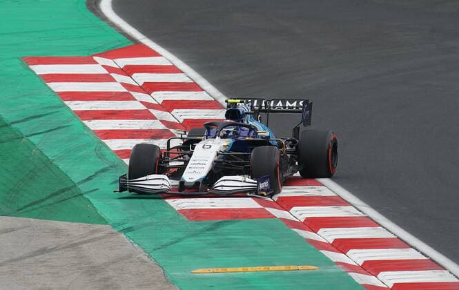 Formula 1 Turkish Grand Prix 2021 09.10.2021, Istanbul Park Circuit, Istanbul, Formula 1 Turkish Grand Prix 2021 ,im Bild Nicholas Latifi (CAN 6), Williams Racing verbremst sich in der ersten Kurve.