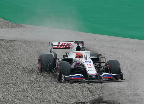 Formula 1 Turkish Grand Prix 2021 09.10.2021, Istanbul Park Circuit, Istanbul, Formula 1 Turkish Grand Prix 2021 ,im Bild Nikita Mazepin (RUS 9), Haas F1 Team verbremst sich in der ersten Kurve.
