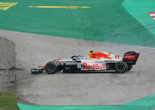 Formula 1 Turkish Grand Prix 2021 09.10.2021, Istanbul Park Circuit, Istanbul, Formula 1 Turkish Grand Prix 2021 ,im Bild Sergio Perez (MEX 11), Red Bull Racing Honda verbremst sich in der ersten Kurve.