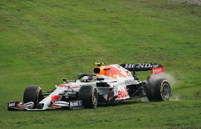 Formula 1 Turkish Grand Prix 2021 09.10.2021, Istanbul Park Circuit, Istanbul, Formula 1 Turkish Grand Prix 2021 ,im Bild Sergio Perez (MEX 11), Red Bull Racing Honda verbremst sich in der ersten Kurve.