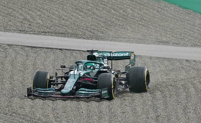 Formula 1 Turkish Grand Prix 2021 09.10.2021, Istanbul Park Circuit, Istanbul, Formula 1 Turkish Grand Prix 2021 ,im Bild Lance Stroll (CAN 18), Aston Martin Cognizant Formula One Team verbremst sich in der ersten Kurve.