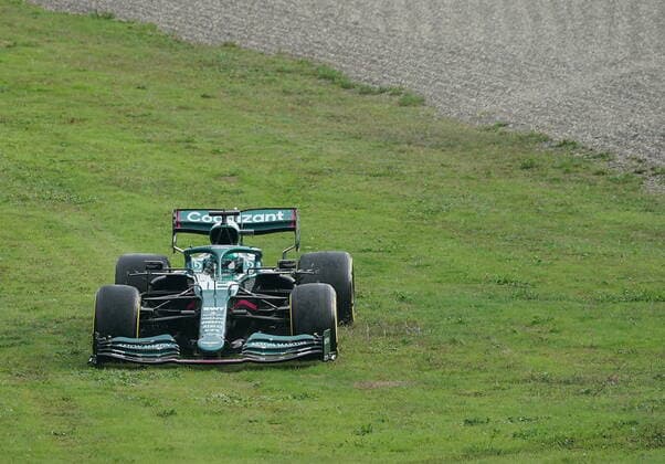 Formula 1 Turkish Grand Prix 2021 09.10.2021, Istanbul Park Circuit, Istanbul, Formula 1 Turkish Grand Prix 2021 ,im Bild Lance Stroll (CAN 18), Aston Martin Cognizant Formula One Team verbremst sich in der ersten Kurve.