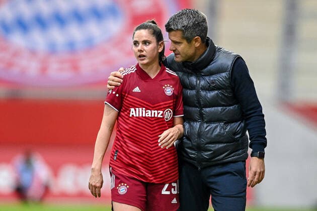 v.re. Trainer Jens Scheuer (Coach, Headcoach, FC Bayern München, FCB) herzt Sarah Zadrazil (FC Bayern München, FCB, 25) zur Halbzeit, 09.10.2021, München (Deutschland), Fussball, Flyeralarm Frauen-Bundesliga, FC Bayern München - TSG 1899 Hoffenheim, DFB DFL REGULATIONS PROHIBIT ANY USE OF PHOTOGRAPHS AS IMAGE SEQUENCES AND OR QUASI-VIDEO.