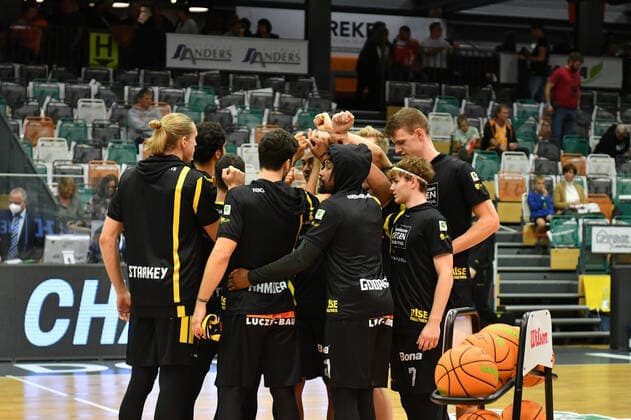Spielerkreis vor dem Spiel Basketball, BARMER 2. Basketball Bundesliga, Saison 2020 21, RASTA Vechta - VfL Kirchheim Knights, 9.10.2021, 4. Spieltag, Rasta Dome Vechta Copyright: xWenzel Eibner-Pressefotox RVA