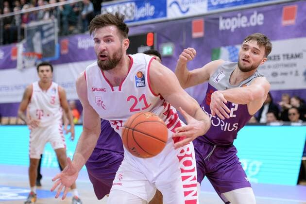 Leon Kratzer (Telekom Baskets Bonn) (am Ball), Jake Toolson (BG Goettingen) (R, hinten) , Basketball, Bundesliga, BBL, BG Goettingen - Telekom Baskets Bonn, 09.10.2021, BG Goettingen - Telekom Baskets Bonn, Basketball, Bundesliga, GER, BBL, 09.10.2021 Goettingen Copyright: xEibner-Pressefotox-xRolandxSippelx