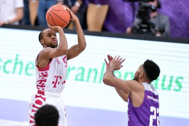 Parker Jackson-Cartwright (Telekom Baskets Bonn) bei Wurf; Stephen Brown Jr. (BG Goettingen) (R) , Basketball, Bundesliga, BBL, BG Goettingen - Telekom Baskets Bonn, 09.10.2021, BG Goettingen - Telekom Baskets Bonn, Basketball, Bundesliga, GER, BBL, 09.10.2021 Goettingen Copyright: xEibner-Pressefotox-xRolandxSippelx