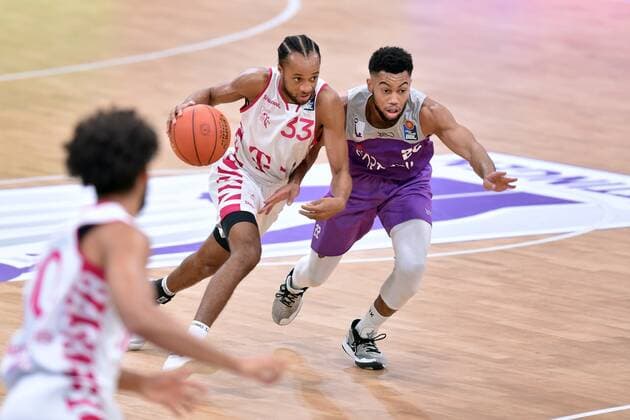 Parker Jackson-Cartwright (Telekom Baskets Bonn) (am Ball), Stephen Brown Jr. (BG Goettingen) (R) , Basketball, Bundesliga, BBL, BG Goettingen - Telekom Baskets Bonn, 09.10.2021, BG Goettingen - Telekom Baskets Bonn, Basketball, Bundesliga, GER, BBL, 09.10.2021 Goettingen Copyright: xEibner-Pressefotox-xRolandxSippelx