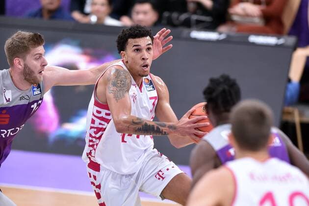 Tyson Ward (Telekom Baskets Bonn) (am Ball), Stephen Brown Jr. (BG Goettingen) (R), Mathis Moenninghoff (BG Goettingen) (L) , Basketball, Bundesliga, BBL, BG Goettingen - Telekom Baskets Bonn, 09.10.2021, BG Goettingen - Telekom Baskets Bonn, Basketball, Bundesliga, GER, BBL, 09.10.2021 Goettingen Copyright: xEibner-Pressefotox-xRolandxSippelx