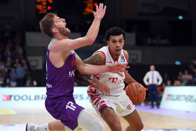 BG Göttingen - Telekom Baskets Bonn 09.10.2021, Basketball-Bundesliga, Saison 2021 2022, 3. Spieltag, BG Göttingen - Telekom Baskets Bonn. Bonns Tyson Ward (r) spielt gegen Göttingens Mathis Mönninghoff. Göttingen Niedersachsen Deutschland