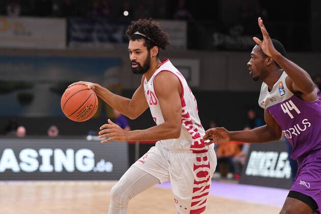 BG Göttingen - Telekom Baskets Bonn 09.10.2021, Basketball-Bundesliga, Saison 2021 2022, 3. Spieltag, BG Göttingen - Telekom Baskets Bonn. Bonns Jeremy Morgan (l) spielt gegen Göttingens Kamar Baldwin. Göttingen Niedersachsen Deutschland