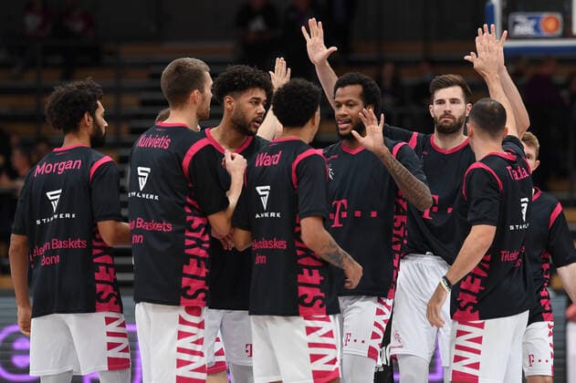 BG Göttingen - Telekom Baskets Bonn 09.10.2021, Basketball-Bundesliga, Saison 2021 2022, 3. Spieltag, BG Göttingen - Telekom Baskets Bonn. Bonns Spieler klatschen ab. Göttingen Niedersachsen Deutschland