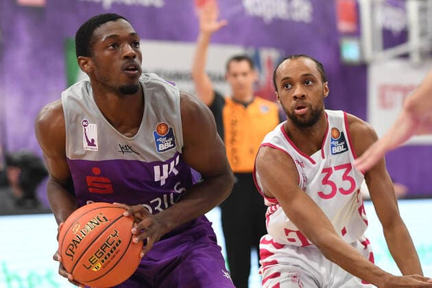 BG Göttingen - Telekom Baskets Bonn 09.10.2021, Basketball-Bundesliga, Saison 2021 2022, 3. Spieltag, BG Göttingen - Telekom Baskets Bonn. Göttingens Kamar Baldwin (l) spielt gegen Bonns Parker Jackson-Cartwright. Göttingen Niedersachsen Deutschland