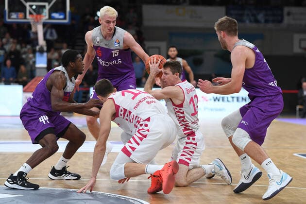 BG Göttingen - Telekom Baskets Bonn 09.10.2021, Basketball-Bundesliga, Saison 2021 2022, 3. Spieltag, BG Göttingen - Telekom Baskets Bonn. Göttingens Kamar Baldwin, Göttingens Philipp Hartwich und Göttingens Mathis Mönninghoff spielen gegen Bonns Saulius Kulvietis und Bonns Skyler Bowlin. Göttingen Niedersachsen Deutschland