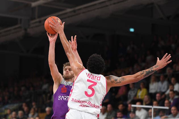 BG Göttingen - Telekom Baskets Bonn 09.10.2021, Basketball-Bundesliga, Saison 2021 2022, 3. Spieltag, BG Göttingen - Telekom Baskets Bonn. Göttingens Mathis Mönninghoff (l) spielt gegen Bonns Tyson Ward. Göttingen Niedersachsen Deutschland
