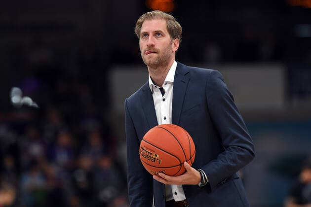BG Göttingen - Telekom Baskets Bonn 09.10.2021, Basketball-Bundesliga, Saison 2021 2022, 3. Spieltag, BG Göttingen - Telekom Baskets Bonn. Göttingens Co-Trainer Olivier Foucart steht vor dem Spiel in der Halle. Göttingen Niedersachsen Deutschland