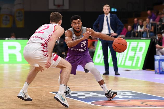 BG Göttingen - Telekom Baskets Bonn 09.10.2021, Basketball-Bundesliga, Saison 2021 2022, 3. Spieltag, BG Göttingen - Telekom Baskets Bonn. Göttingens Stephen Brown (r) spielt gegen Bonns Skyler Bowlin. Göttingen Niedersachsen Deutschland