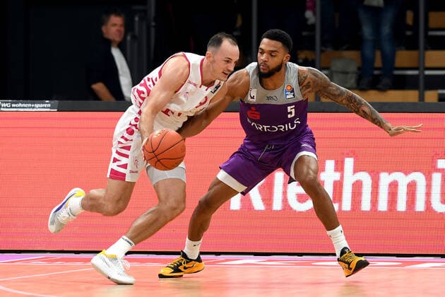 BG Göttingen - Telekom Baskets Bonn 09.10.2021, Basketball-Bundesliga, Saison 2021 2022, 3. Spieltag, BG Göttingen - Telekom Baskets Bonn. Göttingens Jeff Roberson (r) spielt gegen Bonns Karsten Tadda. Göttingen Niedersachsen Deutschland