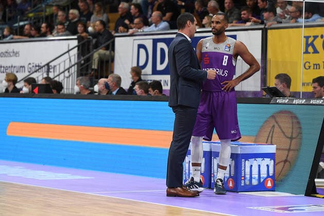 BG Göttingen - Telekom Baskets Bonn 09.10.2021, Basketball-Bundesliga, Saison 2021 2022, 3. Spieltag, BG Göttingen - Telekom Baskets Bonn. Göttingens Akeem Vargas (r) mit Göttingens Trainer Roel Moors. Göttingen Niedersachsen Deutschland