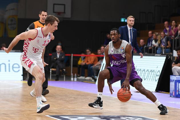 BG Göttingen - Telekom Baskets Bonn 09.10.2021, Basketball-Bundesliga, Saison 2021 2022, 3. Spieltag, BG Göttingen - Telekom Baskets Bonn. Göttingens Kamar Baldwin (r) spielt gegen Bonns Skyler Bowlin. Göttingen Niedersachsen Deutschland
