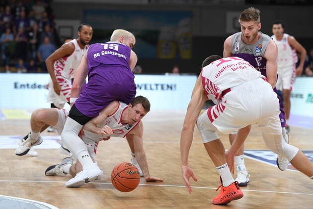 BG Göttingen - Telekom Baskets Bonn 09.10.2021, Basketball-Bundesliga, Saison 2021 2022, 3. Spieltag, BG Göttingen - Telekom Baskets Bonn. Bonns Skyler Bowlin spielt gegen Göttingens Philipp Hartwich. Göttingen Niedersachsen Deutschland