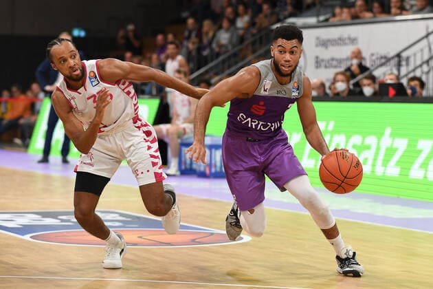 BG Göttingen - Telekom Baskets Bonn 09.10.2021, Basketball-Bundesliga, Saison 2021 2022, 3. Spieltag, BG Göttingen - Telekom Baskets Bonn. Göttingens Stephen Brown (r) spielt gegen Bonns Parker Jackson-Cartwright. Göttingen Niedersachsen Deutschland