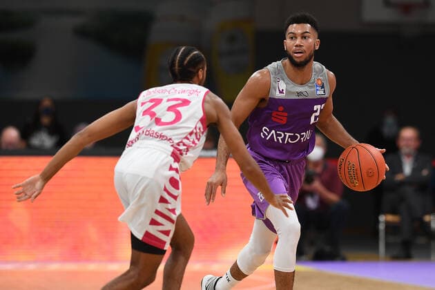 BG Göttingen - Telekom Baskets Bonn 09.10.2021, Basketball-Bundesliga, Saison 2021 2022, 3. Spieltag, BG Göttingen - Telekom Baskets Bonn. Göttingens Stephen Brown (r) spielt gegen Bonns Parker Jackson-Cartwright. Göttingen Niedersachsen Deutschland
