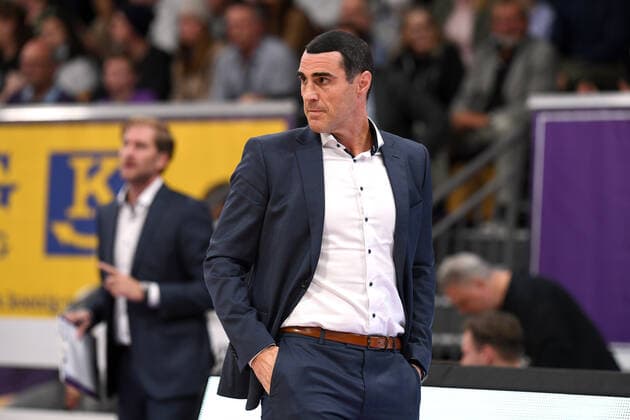 BG Göttingen - Telekom Baskets Bonn 09.10.2021, Basketball-Bundesliga, Saison 2021 2022, 3. Spieltag, BG Göttingen - Telekom Baskets Bonn. Göttingens Trainer Roel Moors (r) und Göttingens Co-Trainer Olivier Foucart. Göttingen Niedersachsen Deutschland