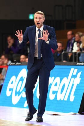 BG Göttingen - Telekom Baskets Bonn 09.10.2021, Basketball-Bundesliga, Saison 2021 2022, 3. Spieltag, BG Göttingen - Telekom Baskets Bonn. Bonns Trainer Tuomas Iisalo am Spielfeld. Göttingen Niedersachsen Deutschland
