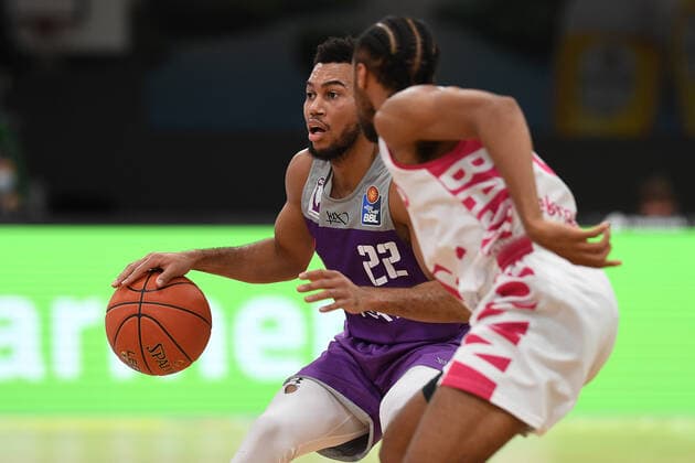 BG Göttingen - Telekom Baskets Bonn 09.10.2021, Basketball-Bundesliga, Saison 2021 2022, 3. Spieltag, BG Göttingen - Telekom Baskets Bonn. Göttingens Stephen Brown (l) spielt gegen Bonns Parker Jackson-Cartwright. Göttingen Niedersachsen Deutschland