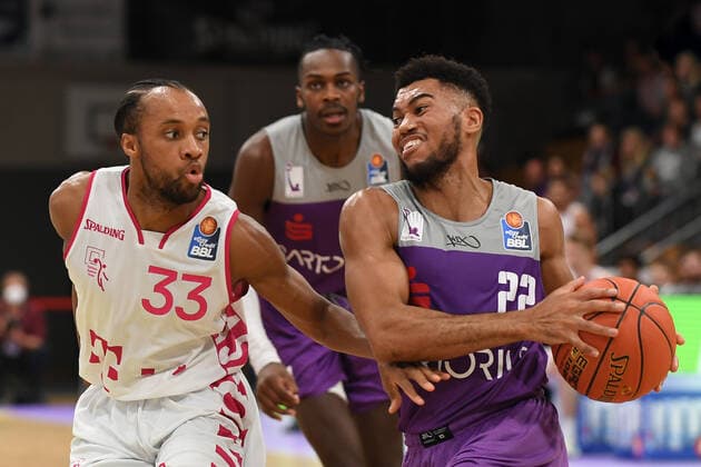 BG Göttingen - Telekom Baskets Bonn 09.10.2021, Basketball-Bundesliga, Saison 2021 2022, 3. Spieltag, BG Göttingen - Telekom Baskets Bonn. Göttingens Stephen Brown (r) spielt gegen Bonns Saulius Kulvietis. Göttingen Niedersachsen Deutschland