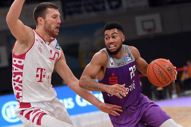 BG Göttingen - Telekom Baskets Bonn 09.10.2021, Basketball-Bundesliga, Saison 2021 2022, 3. Spieltag, BG Göttingen - Telekom Baskets Bonn. Göttingens Stephen Brown (r) spielt gegen Bonns Saulius Kulvietis. Göttingen Niedersachsen Deutschland