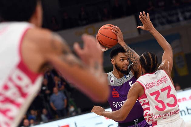 BG Göttingen - Telekom Baskets Bonn 09.10.2021, Basketball-Bundesliga, Saison 2021 2022, 3. Spieltag, BG Göttingen - Telekom Baskets Bonn. Göttingens Jeff Roberson spielt gegen Bonns Parker Jackson-Cartwright (r). Göttingen Niedersachsen Deutschland