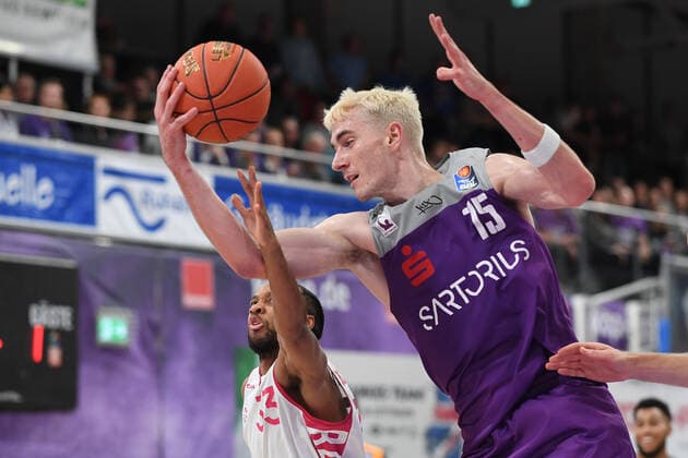 BG Göttingen - Telekom Baskets Bonn 09.10.2021, Basketball-Bundesliga, Saison 2021 2022, 3. Spieltag, BG Göttingen - Telekom Baskets Bonn. Göttingens Philipp Hartwich (r) spielt gegen Bonns Parker Jackson-Cartwright. Göttingen Niedersachsen Deutschland