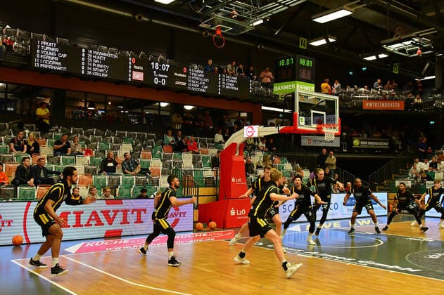 Knights beim Warmup vor dem Spiel Basketball, BARMER 2. Basketball Bundesliga, Saison 2020 21, RASTA Vechta - VfL Kirchheim Knights, 9.10.2021, 4. Spieltag, Rasta Dome Vechta Copyright: xWenzel Eibner-Pressefotox RVA