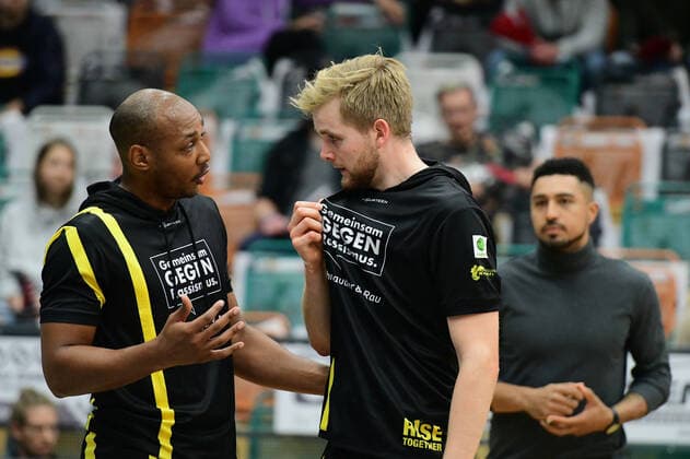 Jonathon Williams (VfL Kirchheim Knights 24) mit Till Pape (VfL Kirchheim Knights 19) Basketball, BARMER 2. Basketball Bundesliga, Saison 2020 21, RASTA Vechta - VfL Kirchheim Knights, 9.10.2021, 4. Spieltag, Rasta Dome Vechta Copyright: xWenzel Eibner-Pressefotox RVA