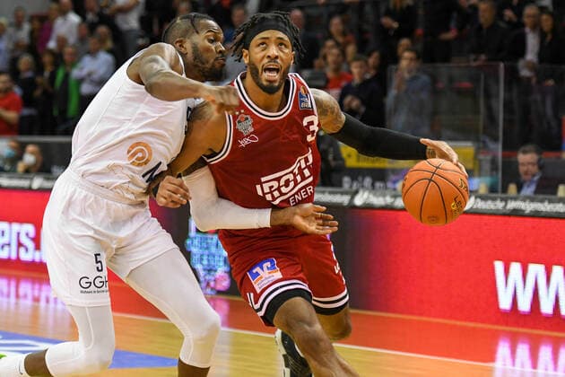 Shyron Ely, Brayon Blake 3. Spieltag, Basketball Bundesliga, Basketball Saison 2021 2022, Deutschland, easyCredit BBL, Germany, Giessen 46ers, giessen rot, Herren, Jobstairs GIESSEN 46ers - MLP Academics Heidelberg, Männer, Heidelberg in weiß
