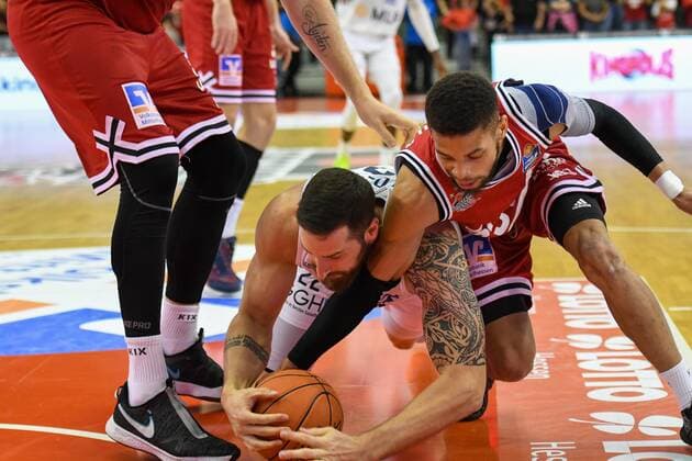 Kendale McCullum, John Bryant, Phillip Heyden 3. Spieltag, Basketball Bundesliga, Basketball Saison 2021 2022, Deutschland, easyCredit BBL, Germany, Giessen 46ers, giessen rot, Herren, Jobstairs GIESSEN 46ers - MLP Academics Heidelberg, Männer, Heidelberg in weiß