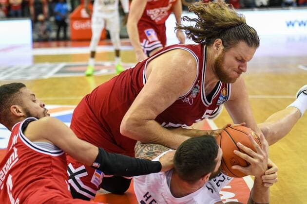 Kendale McCullum, John Bryant, Phillip Heyden 3. Spieltag, Basketball Bundesliga, Basketball Saison 2021 2022, Deutschland, easyCredit BBL, Germany, Giessen 46ers, giessen rot, Herren, Jobstairs GIESSEN 46ers - MLP Academics Heidelberg, Männer, Heidelberg in weiß