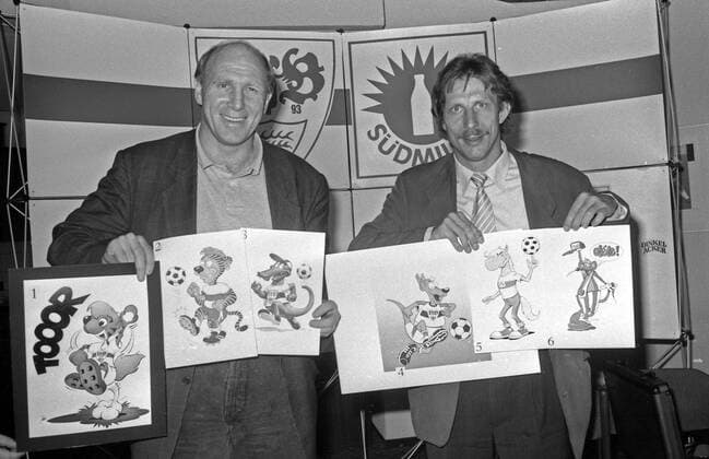 07.05.92 VfB Stuttgart Maskottchen Deutschland, Stuttgart, 07.05.1992, Fussball, Bundesliga, VfB Stuttgart PK Pressekonferenz Ausschreibung Maskottchen: v.l. Dieter Hoeneß (Manager), Christoph Daum (Trainer) präsentieren die Vorschläge für das neue Vereinsmaskottchen inkl. Nr. 3 Krokodil Fritzle. *** 07 05 92 VfB Stuttgart mascot Germany, Stuttgart, 07 05 1992, Football, Bundesliga, VfB Stuttgart PK press conference tender mascot v l Dieter Hoeneß manager , Christoph Daum coach present the proposals for the new club mascot incl Nr 3 crocodile Fritzle