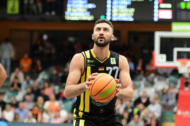 Besnik Bekteshi (VfL Kirchheim Knights 77) Basketball, BARMER 2. Basketball Bundesliga, Saison 2020 21, RASTA Vechta - VfL Kirchheim Knights, 9.10.2021, 4. Spieltag, Rasta Dome Vechta Copyright: xWenzel Eibner-Pressefotox RVA