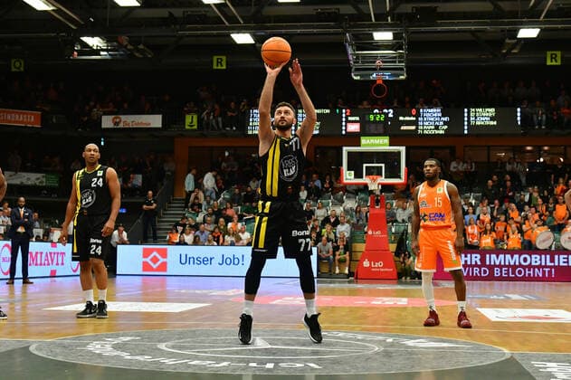 Besnik Bekteshi (VfL Kirchheim Knights 77) Basketball, BARMER 2. Basketball Bundesliga, Saison 2020 21, RASTA Vechta - VfL Kirchheim Knights, 9.10.2021, 4. Spieltag, Rasta Dome Vechta Copyright: xWenzel Eibner-Pressefotox RVA