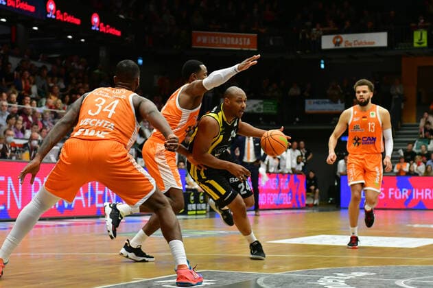 Jonathon Williams (VfL Kirchheim Knights 24) setzt sich gegen Preston Purifoy (Rasta Vechta 24) durch Basketball, BARMER 2. Basketball Bundesliga, Saison 2020 21, RASTA Vechta - VfL Kirchheim Knights, 9.10.2021, 4. Spieltag, Rasta Dome Vechta Copyright: xWenzel Eibner-Pressefotox RVA