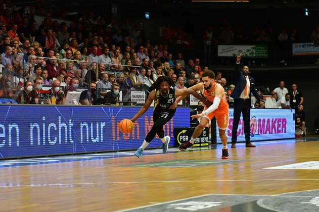 Rohndell Domminic Goodwin (VfL Kirchheim Knights 21) mit Sheldon Eberhardt (Rasta Vechta 13) im HIntergrund Derrick Allen (Head Coach Rasta Vechta) Basketball, BARMER 2. Basketball Bundesliga, Saison 2020 21, RASTA Vechta - VfL Kirchheim Knights, 9.10.2021, 4. Spieltag, Rasta Dome Vechta Copyright: xWenzel Eibner-Pressefotox RVA