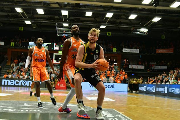 Till Pape (VfL Kirchheim Knights 19) mit Devin Searcy (Rasta Vechta 34) Basketball, BARMER 2. Basketball Bundesliga, Saison 2020 21, RASTA Vechta - VfL Kirchheim Knights, 9.10.2021, 4. Spieltag, Rasta Dome Vechta Copyright: xWenzel Eibner-Pressefotox RVA