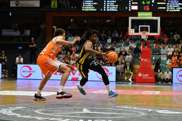 Rohndell Domminic Goodwin (VfL Kirchheim Knights 21) gegen Sheldon Eberhardt (Rasta Vechta 13) Basketball, BARMER 2. Basketball Bundesliga, Saison 2020 21, RASTA Vechta - VfL Kirchheim Knights, 9.10.2021, 4. Spieltag, Rasta Dome Vechta Copyright: xWenzel Eibner-Pressefotox RVA