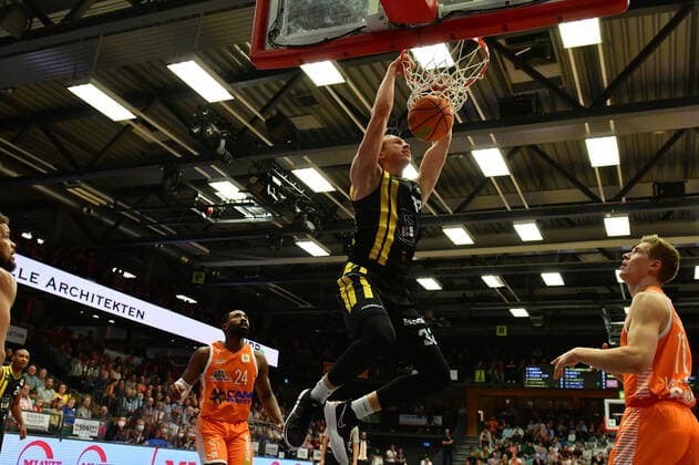 Noah Starkey (VfL Kirchheim Knights 32) Basketball, BARMER 2. Basketball Bundesliga, Saison 2020 21, RASTA Vechta - VfL Kirchheim Knights, 9.10.2021, 4. Spieltag, Rasta Dome Vechta Copyright: xWenzel Eibner-Pressefotox RVA