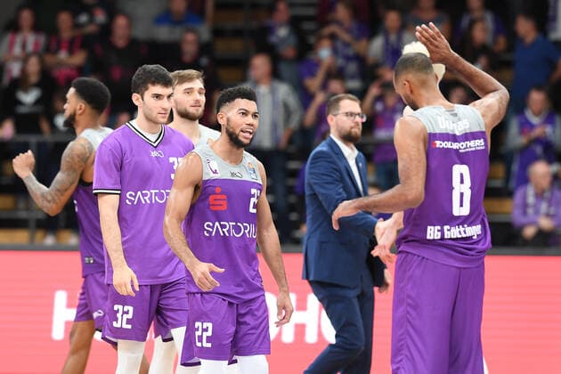 BG Göttingen - Telekom Baskets Bonn 09.10.2021, Basketball-Bundesliga, Saison 2021 2022, 3. Spieltag, BG Göttingen - Telekom Baskets Bonn. Göttingens Spieler feiern nach dem Spiel. Göttingen Niedersachsen Deutschland